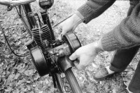 Image of sheet 19920750 photo 8: Guy Peltier in Malmaison bei Paris, besitzt einer der ersten ca. 1942 gebauten Velo Solex einige Modelle dazwischen sowie der letzte aus der Fabrik kommende Velo Solex bei sich zu Hause in der Garage. 1992