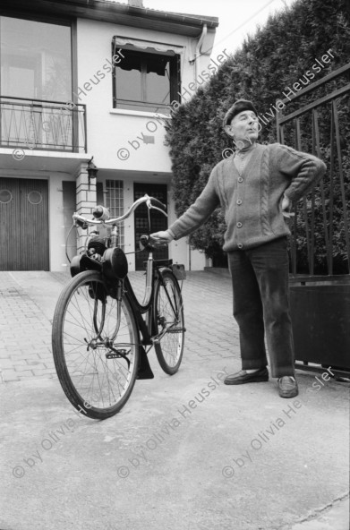 Image of sheet 19920750 photo 9: Guy Peltier in Malmaison bei Paris, besitzt einer der ersten ca. 1942 gebauten Velo Solex einige Modelle dazwischen sowie der letzte aus der Fabrik kommende Velo Solex bei sich zu Hause in der Garage. 1992