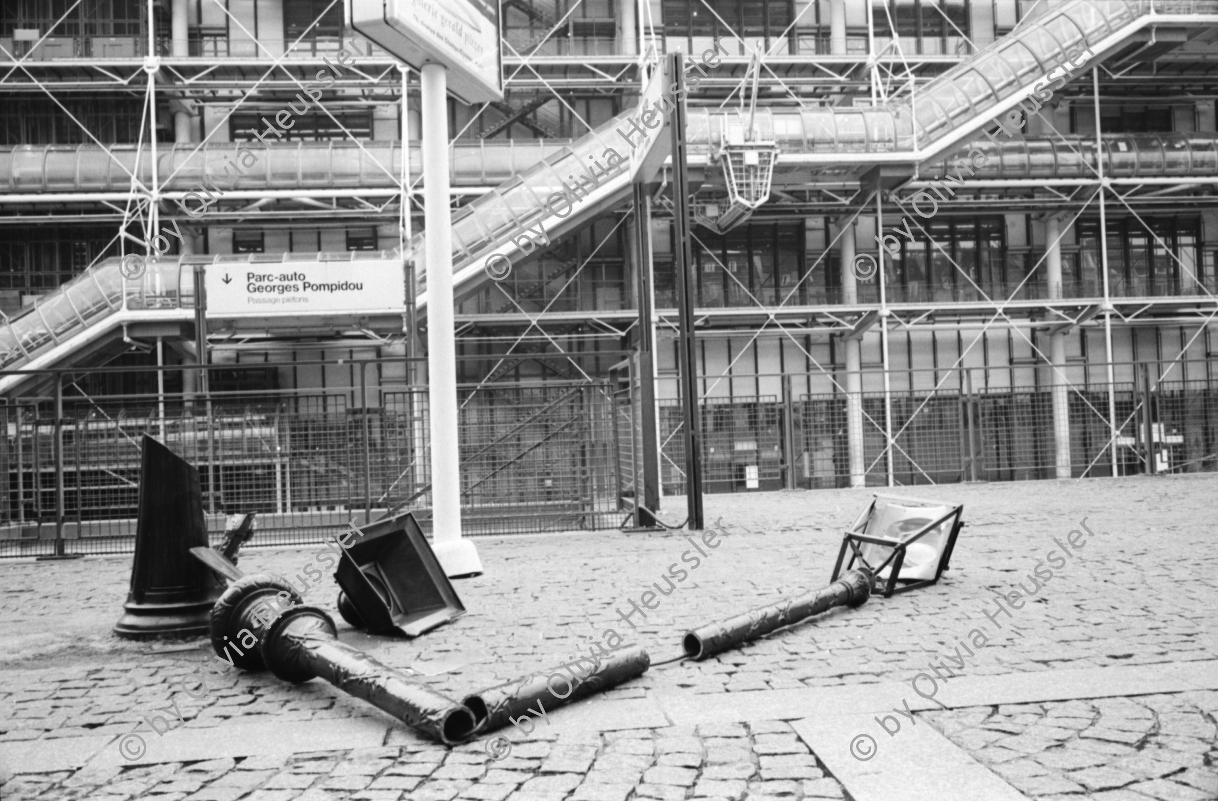 Image of sheet 19920760 photo 10: Umgestürtzte Strassenlampe vor Centre Pompidou. Paris. Aussicht auf Eifelturm und Paris vom Jeu de Paume. Abendstimmung. Schleuse auf Rhein. Frachtschiff transportiert Personenfahrzeug. Percy Heussler. Elsass Alsace Ici on Fume. Olivia bei Viktor Badran Fahrrad Schatten in Cité des Arts France 1992 frankreich