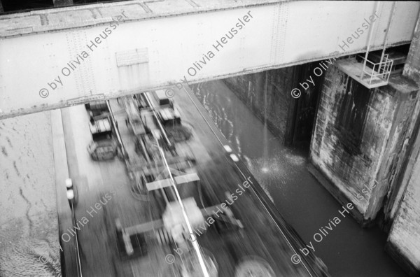 Image of sheet 19920760 photo 18: Umgestürtzte Strassenlampe vor Centre Pompidou. Paris. Aussicht auf Eifelturm und Paris vom Jeu de Paume. Abendstimmung. Schleuse auf Rhein. Frachtschiff transportiert Personenfahrzeug. Percy Heussler. Elsass Alsace Ici on Fume. Olivia bei Viktor Badran Fahrrad Schatten in Cité des Arts France 1992 frankreich