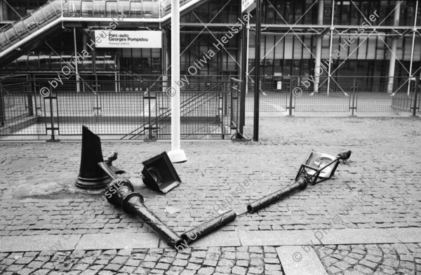 Image of sheet 19920760 photo 6: Umgestürtzte Strassenlampe vor Centre Pompidou. Paris.