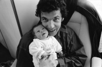 Image of sheet 19930030 photo 9: Ein Tag nach der Geburt von Manon v. Graffenried. Michael und Esther Woerdehoff mit Ihrer Tochter Manon. Olivia und Manon von Michael fotografiert. Kinder von Catherine und Philipp Israel in Antony bei Paris in der Badewanne. Jill Hartley bei mir in der Cité. Portrait 35 und 36 Jill fotografiert Paris 1993 France Frankreich