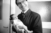 Image of sheet 19930040 photo 21: Manon von Graffenried, die erste Tochter von Michael von Graffenried und Esther Woerdehoff, ist heute 2 zwei  Tage alt. Der Arzt zeigt sie mir stolz. Paris France Frankreich Europe 1993 √ 15.1.93
baby child 

© 1993, Olivia Heussler
