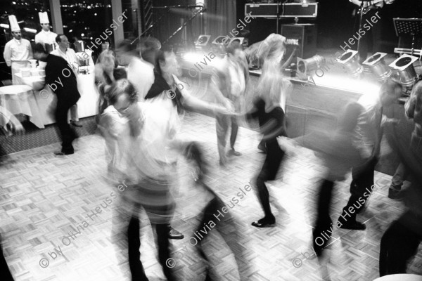 Image of sheet 19930040 photo 28: Während einer Tanzparty in einem Club im Eiffel-Turm. Paris  France Frankreich Europe 1993 La tour d' eiffel. Eiffel tour Dance Party concert
© 1993, Olivia Heussler √