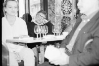 Image of sheet 19930080 photo 11: frtsg. 930070 PK mit Elke Heidenreich Andreas Isenschmid im Café Odeon. für Magazin.