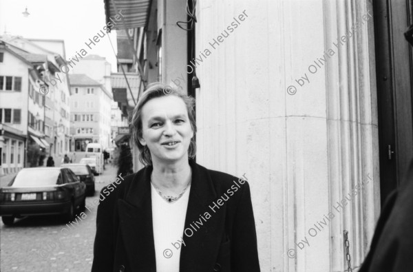 Image of sheet 19930090 photo 11: frtsg. 930080 Elke Heidenreich Portrait
Elke Heidenreich während der Pressekonferenz des Literaturclubs im Café Odeon. Zürich 1993 Poet writer Portrait 
Literatur szene