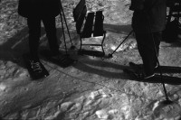 Image of sheet 19930100 photo 11: Bildungs und Ferienzentrum Salecina im Schnee. Grünabfall. Holz tragen für Holzzentralheizung. Peter und Tobias. im Bergell. Soglio alte Frau. Häuser. Park. Schneeschuhlaufen. Schlittenhundrenne  Europameisterschaft. Franzose gewinnt. Huskies. Schlittenhunde. Wanderung Soglio Brüder Rohde, Peter und Tobias Maloja Bergell Bregalia  Kanton Graubünden Schweiz Switzerland 1993