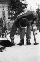 Image of sheet 19930100 photo 28: Bildungs und Ferienzentrum Salecina im Schnee. Grünabfall. Holz tragen für Holzzentralheizung. Peter und Tobias. im Bergell. Soglio alte Frau. Häuser. Park. Schneeschuhlaufen. Schlittenhundrenne  Europameisterschaft. Franzose gewinnt. Huskies. Schlittenhunde. Wanderung Soglio Brüder Rohde, Peter und Tobias Maloja Bergell Bregalia  Kanton Graubünden Schweiz Switzerland 1993