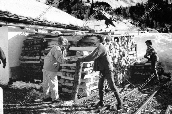 Image of sheet 19930100 photo 3: Im selbstverwalteten Ferien und Bildungszentrum Salecina helfen Feriengäste den Holzofen in Betrieb zu halten. Maloja Ober Engadin Canton Grisons Graubünden  Bergell Schweiz Switzerland Europe 01.93 wood ofen people young man and women work wood heating Heizung holz energie
© 1993, OLIVIA HEUSSLER / www.clic.li