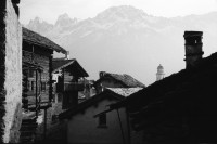 Image of sheet 19930100 photo 9: Bildungs und Ferienzentrum Salecina im Schnee. Grünabfall. Holz tragen für Holzzentralheizung. Peter und Tobias. im Bergell. Soglio alte Frau. Häuser. Park. Schneeschuhlaufen. Schlittenhundrenne  Europameisterschaft. Franzose gewinnt. Huskies. Schlittenhunde. Wanderung Soglio Brüder Rohde, Peter und Tobias Maloja Bergell Bregalia  Kanton Graubünden Schweiz Switzerland 1993