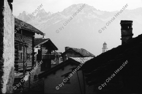 Image of sheet 19930100 photo 9: Bildungs und Ferienzentrum Salecina im Schnee. Grünabfall. Holz tragen für Holzzentralheizung. Peter und Tobias. im Bergell. Soglio alte Frau. Häuser. Park. Schneeschuhlaufen. Schlittenhundrenne  Europameisterschaft. Franzose gewinnt. Huskies. Schlittenhunde. Wanderung Soglio Brüder Rohde, Peter und Tobias Maloja Bergell Bregalia  Kanton Graubünden Schweiz Switzerland 1993