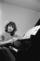 Image of sheet 19930130 photo 14: frtsg. 930120
Portrait
Die Schweizer Pianistin und Komponistin Marianne Schroeder bei sich zu Hause am Flügel und Rhein. Basel 02.93
1993 Schweiz Swiss piano player and composer on the river rhine Switzerland Europe art music woman female

Marianne Schroeder (born 1949) is a Swiss pianist and composer. She studied with Giacinto Scelsi. She played at Carnegie Hall, Lucerne Festival and Théâtre des Champs-Élysées. She worked with John Cage and Shigeru Kan-no.
