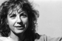 Image of sheet 19930140 photo 5: Portrait
Die Schweizer Pianistin und Komponistin Marianne Schroeder bei sich zu Hause am Flügel und Rhein. Basel 02.93
1993 Schweiz Swiss piano player and composer on the river rhine Switzerland Europe art music woman female

Marianne Schroeder (born 1949) is a Swiss pianist and composer. She studied with Giacinto Scelsi. She played at Carnegie Hall, Lucerne Festival and Théâtre des Champs-Élysées. She worked with John Cage and Shigeru Kan-no.