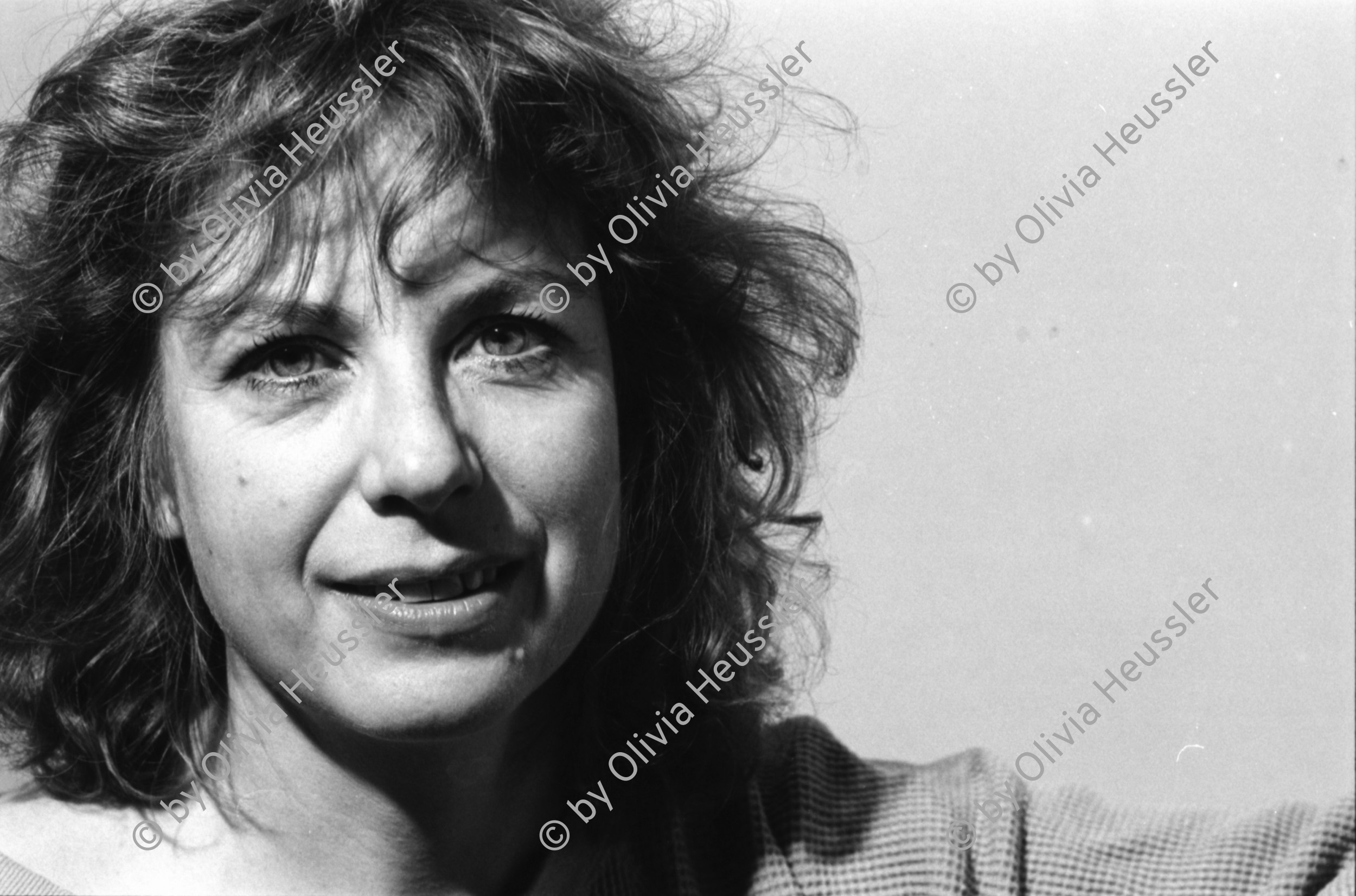 Image of sheet 19930140 photo 5: Portrait
Die Schweizer Pianistin und Komponistin Marianne Schroeder bei sich zu Hause am Flügel und Rhein. Basel 02.93
1993 Schweiz Swiss piano player and composer on the river rhine Switzerland Europe art music woman female

Marianne Schroeder (born 1949) is a Swiss pianist and composer. She studied with Giacinto Scelsi. She played at Carnegie Hall, Lucerne Festival and Théâtre des Champs-Élysées. She worked with John Cage and Shigeru Kan-no.