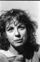 Image of sheet 19930140 photo 6: Portrait
Die Schweizer Pianistin und Komponistin Marianne Schroeder bei sich zu Hause am Flügel und Rhein. Basel 02.93
1993 Schweiz Swiss piano player and composer on the river rhine Switzerland Europe art music woman female

Marianne Schroeder (born 1949) is a Swiss pianist and composer. She studied with Giacinto Scelsi. She played at Carnegie Hall, Lucerne Festival and Théâtre des Champs-Élysées. She worked with John Cage and Shigeru Kan-no.