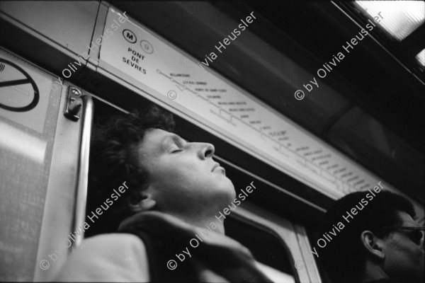 Image of sheet 19930150 photo 10: La Defense. Grande Arche Ausstellung über Menschenrechte. Teppich beschriftungen. Fensterwischer und l'Arche.In der Metro Männer von hinten mit Walkman. Tobias mit geschl. Augen. Pique Clops Bar im Marais. Wintersonnen. Schwarzer Arbeiter im Marais mit Garette.Tobias und Pont Marie. Cité des Arts durch die Bäume und Seine. Bewaffnet bis an die Seine.Graffittis. Kinder und Hund von Catherine Israel. Metro Bastille und Opera. Portrait vom deutschen Schriftsteller Georg K. Glaser im Trois Musquetiere mit Pfeiffe. 1993 Paris France