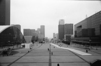 Image of sheet 19930150 photo 2: La Defense. Grande Arche Ausstellung über Menschenrechte. Teppich beschriftungen. Fensterwischer und l'Arche.In der Metro Männer von hinten mit Walkman. Tobias mit geschl. Augen. Pique Clops Bar im Marais. Wintersonnen. Schwarzer Arbeiter im Marais mit Garette.Tobias und Pont Marie. Cité des Arts durch die Bäume und Seine. Bewaffnet bis an die Seine.Graffittis. Kinder und Hund von Catherine Israel. Metro Bastille und Opera. Portrait vom deutschen Schriftsteller Georg K. Glaser im Trois Musquetiere mit Pfeiffe. 1993 Paris France