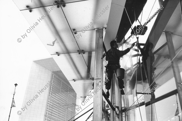 Image of sheet 19930150 photo 6: © 1993, Olivia Heussler / www.clic.li
Fensterputzer in der La Defense bei Paris, im Hintergrund der grosse Bogen ' grande Arc ' 1992 Frankreich France
Window cleaner in the 'La Defense' in Paris, in the background the large bow √
man at work