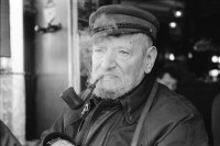 Image of sheet 19930160 photo 5: frtsg. Portrait deutscher Schriftsteller Georg K. Glaser mit Pfeiffe.  Interwiev für Radio Lora mit Bea. Iris und Cora. 20.02 bei sich in der Schmiedewerkstatt an der 9 rue de Beautrellis im Marais. seine Maske Paris France 1993 

Georg K. Glaser (* 30. Mai 1910 als Georg Glaser in Guntersblum; † 18. Januar 1995 in Paris) war ein deutschsprachiger Schriftsteller mit zunächst deutscher und dann französischer Staatsbürgerschaft.

© 1993, Olivia Heussler