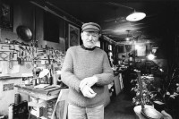 Image of sheet 19930170 photo 4: Der deutsche Schriftsteller Georg K. Glaser in seiner Werkstatt im Pariser Stadtteil Marais 02.93 Paris France Frankreich 

Georg K. Glaser (* 30. Mai 1910 als Georg Glaser in Guntersblum; † 18. Januar 1995 in Paris) war ein deutschsprachiger Schriftsteller mit zunächst deutscher und dann französischer Staatsbürgerschaft.
© 1993, Olivia Heussler √