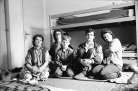 Image of sheet 19930230 photo 1: Bosnische Flüchtlinge im Durchgangszentrum Risling.1-2 vlnr. Rabija Beganovic, Halida Sejdic, Maid Sejdic, Hajrudin Bajric, Hamida Bajric alle aus Madric. im Juni 92 geflüchtet. Maid vor kroatischer flagge. Familie Karasuljic 25-29 Mutter Merima,jhrg 67, Mirzet 65, Mirzeta 92, und Erna, 89. Vater sah zum ersten Mal seine Tochter Mirzeta aus Lopare in Nordosten Tuzla.