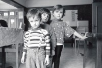 Image of sheet 19930230 photo 15: Bosnische Flüchtlingskinder in einem Durchgangszentrum in Zürich 1993.
