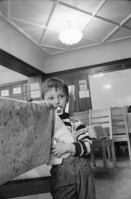 Image of sheet 19930230 photo 19: Bosnische Flüchtlinge im Durchgangszentrum Risling.1-2 vlnr. Rabija Beganovic, Halida Sejdic, Maid Sejdic, Hajrudin Bajric, Hamida Bajric alle aus Madric. im Juni 92 geflüchtet. Maid vor kroatischer flagge. Familie Karasuljic 25-29 Mutter Merima,jhrg 67, Mirzet 65, Mirzeta 92, und Erna, 89. Vater sah zum ersten Mal seine Tochter Mirzeta aus Lopare in Nordosten Tuzla. Mütter und Kinder Gruppe.
Bosnian refugee kid waits for food in refugee center Zürich Flüchtlinge Heim