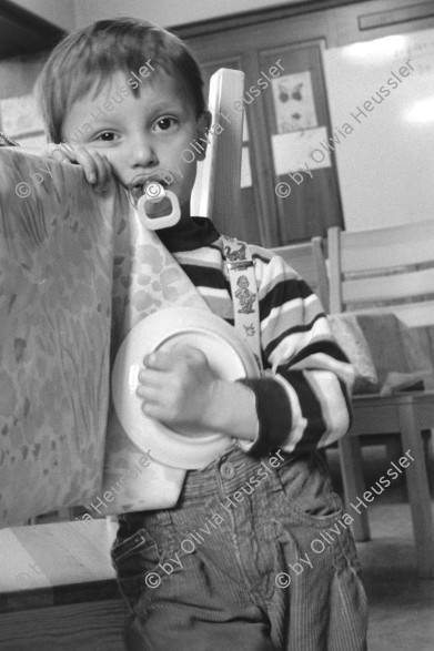 Image of sheet 19930230 photo 20: © 1993, Olivia Heussler / www.clic.li
Bosnische Flüchtlinge im Durchgangszentrum Kind Junge
Bosnian refugee kid waits for food in refugee center Zürich 1993 √