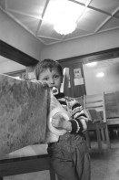 Image of sheet 19930230 photo 20: Bosnisches Flüchtlingskind in einem Durchgangszentrum in Zürich 1993 √ 03.93 Bosnien War Krieg Refugee child Kind