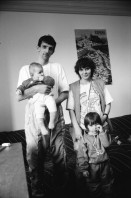 Image of sheet 19930230 photo 29: Bosnische Flüchtlingsfamilie in einem Durchgangszentrum in Zürich. Der Vater sieht seine kleinste Tochter heute zum erstenmal. 03. 1993 refugee Flüchtling Krieg Mann Familie Kinder Mädchen Frau mutter Flucht Schweiz Switzerland