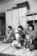 Image of sheet 19930230 photo 31: Bosnische Flüchtlingsfrauen mit ihren Kindern in einem Durchgangszentrum in Zürich. 03.93 Kriegsflüchtlinge Krieg Bosnien Europe

Bosnian refugee women and their children in a transit center in Zurich Switzerland Schweiz Swiss war
© 1993 Olivia Heussler √