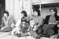 Image of sheet 19930230 photo 33: Bosnische Flüchtlingsfrauen mit ihren Kindern in einem Durchgangszentrum in Zürich. 03.93 Kriegsflüchtlinge Krieg Bosnien

Bosnian refugee women and their children in a transit center in Zurich Switzerland Schweiz Swiss war