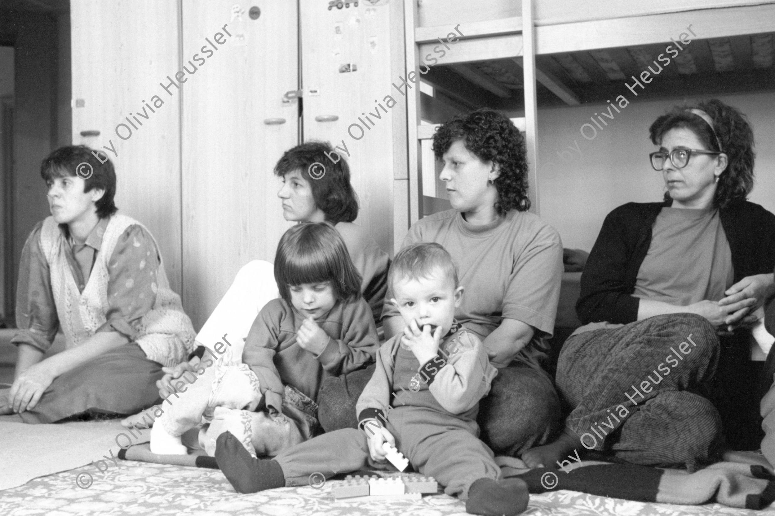 Image of sheet 19930230 photo 33: Bosnische Flüchtlingsfrauen mit ihren Kindern in einem Durchgangszentrum in Zürich. 03.93 Kriegsflüchtlinge Krieg Bosnien

Bosnian refugee women and their children in a transit center in Zurich Switzerland Schweiz Swiss war