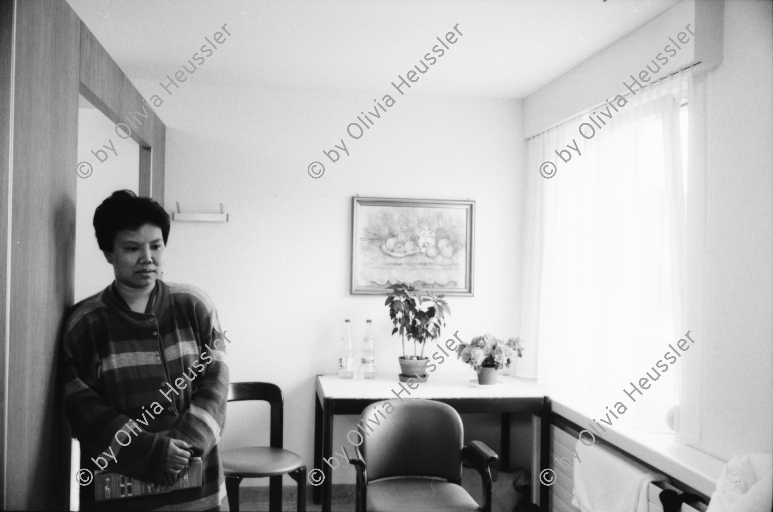 Image of sheet 19930250 photo 21: Die langjährige Prostituierte Thailänderin Taitun Pola ist zum 4 Mal in der Psychiatrischen Klinik Burghölzli Patientin. Ich besuche sie mit der jungen Thailänderin Lampa Wattanasunto Nr. 25 vom Fountain of Life Center (FLC) wo Ordensschwestern der Good Sisters sich in Pattaya für die jungen Prostituierten einsetzen. Zürich 1993 Schweiz Switzerland prostitution trafficking human FIZ psiciatric clinic women woman