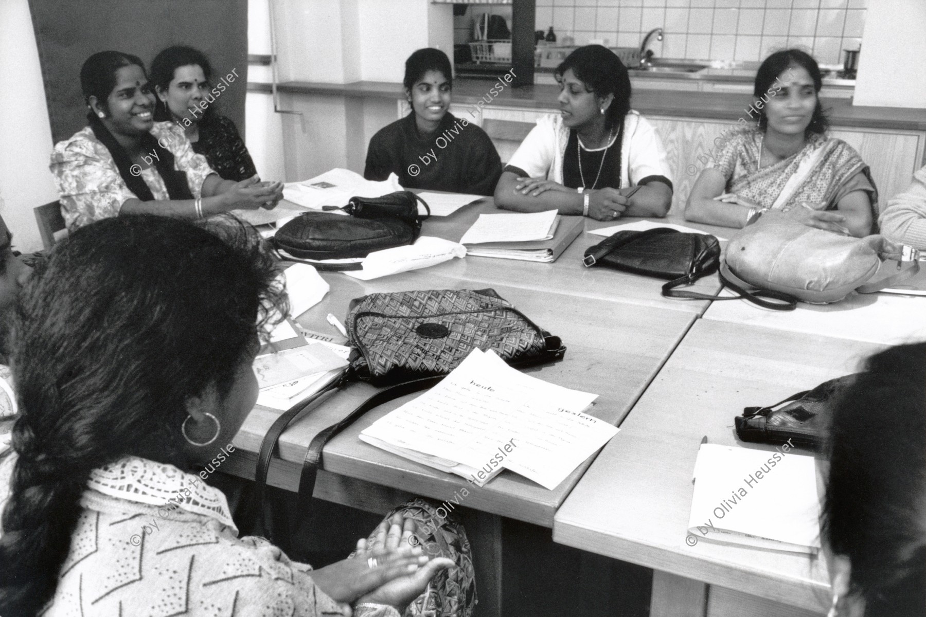 Image of sheet 19930270 photo 25: © 1993, Olivia Heussler / www.clic.li
Im Tamilinnentreff in Zürich. 03.93 Tamil war refugee Mother Women Child Language Study Sprachkurs 1993 √ Deutschkurse Flüchtlinge Ausländerinnen frauen Women german tamilinnen