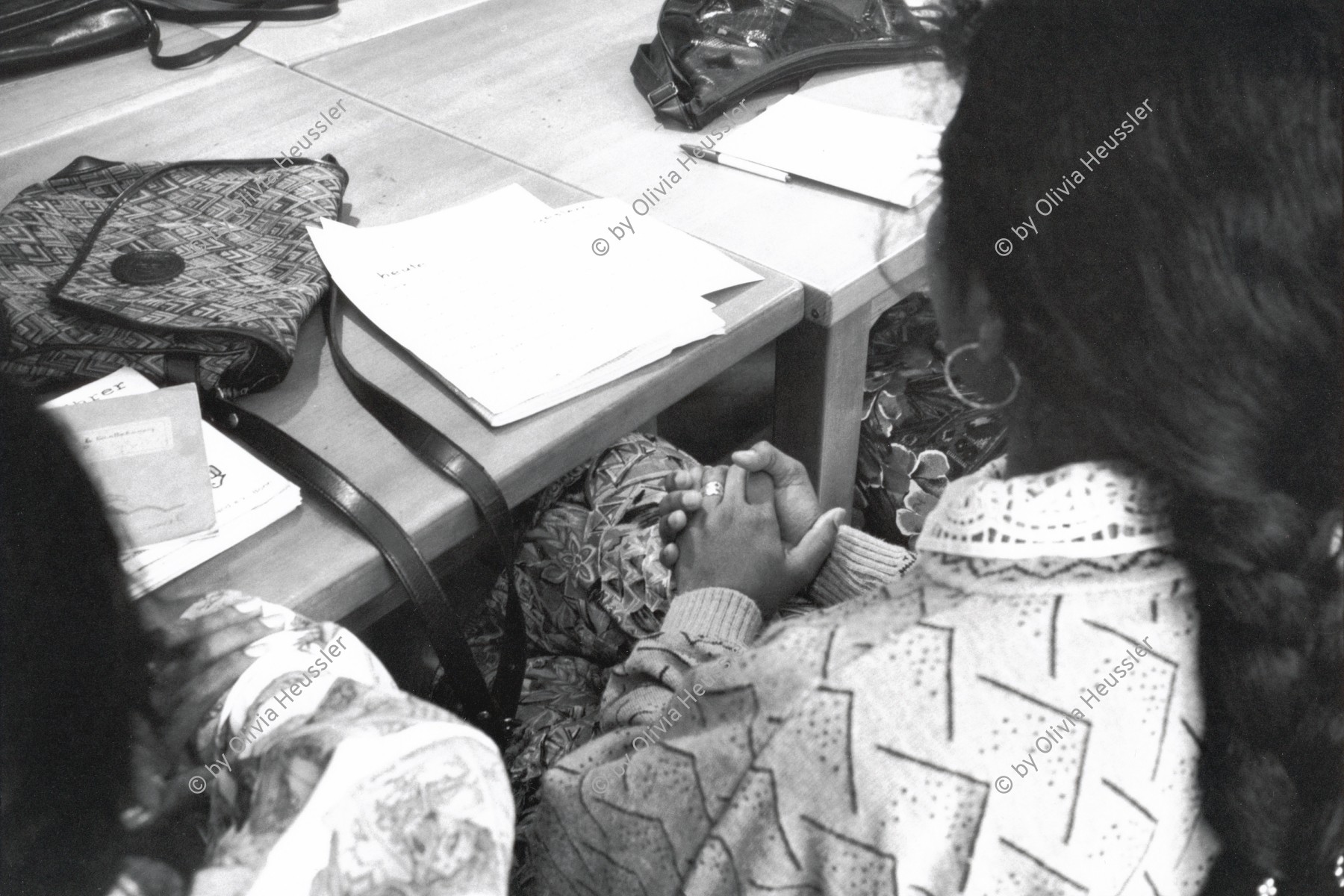 Image of sheet 19930270 photo 27: © 1993, Olivia Heussler / www.clic.li
Im Tamilinnentreff in Zürich. 03.93 Tamil war refugee Mother Women Child Language Study Sprachkurs 1993 √ Deutschkurs für Ausländerinnen und Flüchtlinge