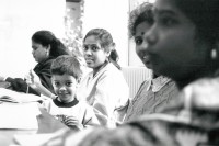 Image of sheet 19930270 photo 35: Deutschunterricht im Tamilinnen Tamilen Treff vom Sozialamt an der Zentralstr. 34 In Zürich. mit Lehrerin  Mütter mit Kindern  

Im Tamilinnentreff in Zürich. 03.93 Tamil war refugee Mother Women Child Language Study Sprachkurs 1993 √