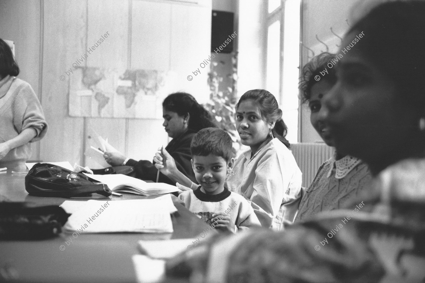 Image of sheet 19930270 photo 35: © 1993, Olivia Heussler / www.clic.li
Im Tamilinnentreff in Zürich. 03.93 Tamil war refugee Mother Women Child Language Study Sprachkurs Child Kind Junge Bube 1993 √ Weiterbildung Sprache Deutschkurs Einwanderer Einwanderinnen tamilische