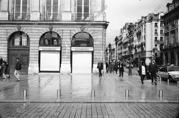 Image of sheet 19930290 photo 23: Plakat Parti Comuniste Hund schläft im drei Rad Fahrzeug. Flohmarkt. Tauben baden sich in Rinne. Kunstmaler im Marais. Place Vendome Milchtüte von Toni Israel. Bahn geleise. Kinder spielen in Suburb. Catherine Israel. 1993 Frankreich France Palestine