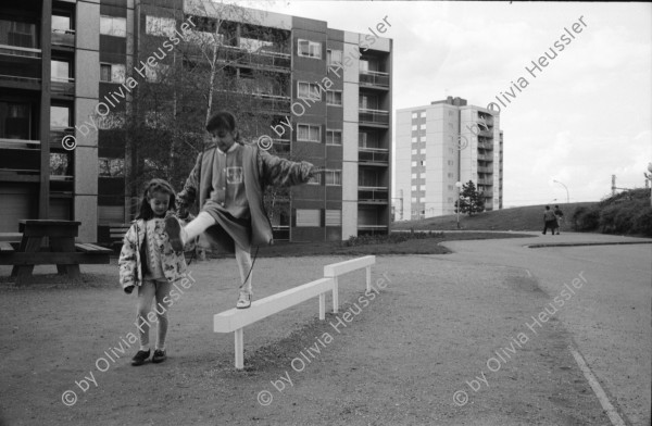 Image of sheet 19930290 photo 34: Kinder spielen in Suburb. Catherine Israel. 1993 Frankreich France Palestine