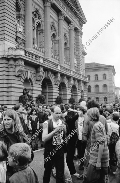 Image of sheet 19930330 photo 13: Anti McDonnell Douglas F/A-18 Demo in Bern Stop FA 18. Festival auf Bundeshausplatz Pascal Derungs und Freundin. Arina Heussler Luftballone Kinder Scater Rollbrettfahrer Clown Artist. BundeshausterrrasseMenschen auf Platz.Junge Menschen. Bern 1993