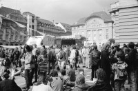 Image of sheet 19930330 photo 16: Anti McDonnell Douglas F/A-18 Demo in Bern Stop FA 18. Festival auf Bundeshausplatz Pascal Derungs und Freundin. Arina Heussler Luftballone Kinder Scater Rollbrettfahrer Clown Artist. BundeshausterrrasseMenschen auf Platz.Junge Menschen. Bern 1993