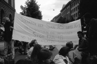 Image of sheet 19930330 photo 19: Anti McDonnell Douglas F/A-18 Demo in Bern Stop FA 18. Festival auf Bundeshausplatz Pascal Derungs und Freundin. Arina Heussler Luftballone Kinder Scater Rollbrettfahrer Clown Artist. BundeshausterrrasseMenschen auf Platz.Junge Menschen. Bern 1993
