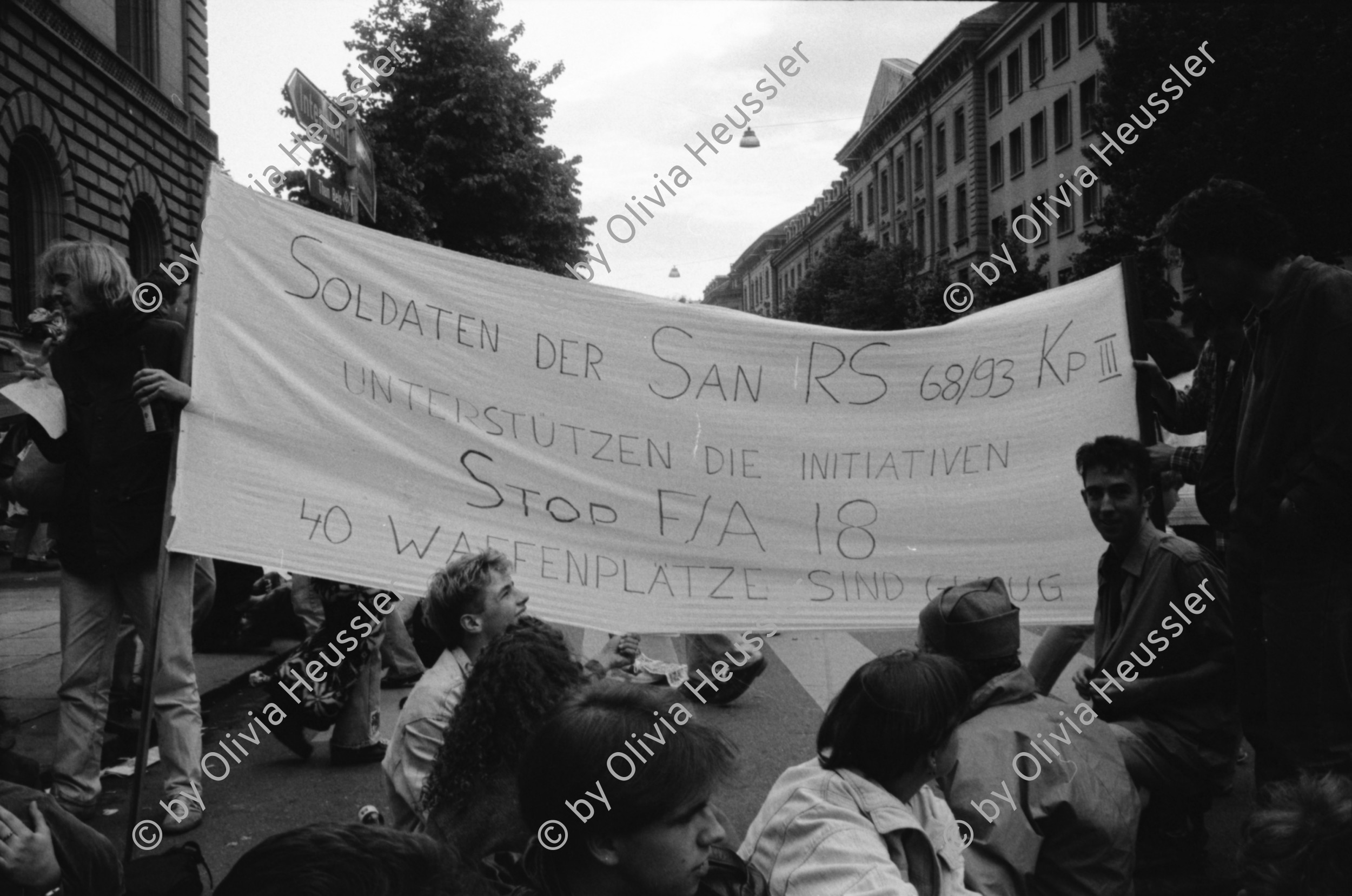 Image of sheet 19930330 photo 19: Anti McDonnell Douglas F/A-18 Demo in Bern Stop FA 18. Festival auf Bundeshausplatz Pascal Derungs und Freundin. Arina Heussler Luftballone Kinder Scater Rollbrettfahrer Clown Artist. BundeshausterrrasseMenschen auf Platz.Junge Menschen. Bern 1993