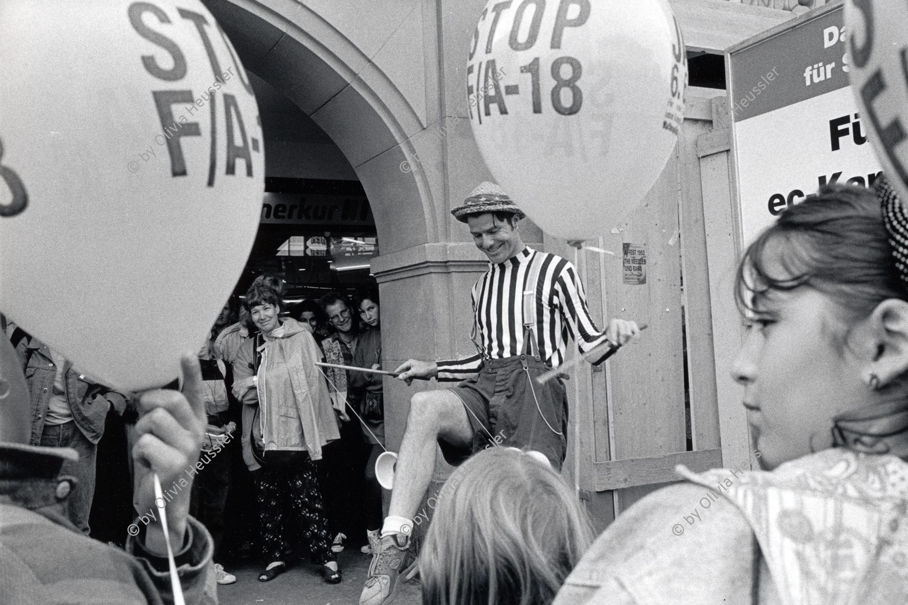 Image of sheet 19930330 photo 2: Protest against the swiss buying of US-aircraft fighter FA-18. √ protest gegen den Kauf des neuen Kampfflugzeug McDonnell Douglas F/A-18 Demo in Bern Stop FA 18. Festival auf Bundeshausplatz