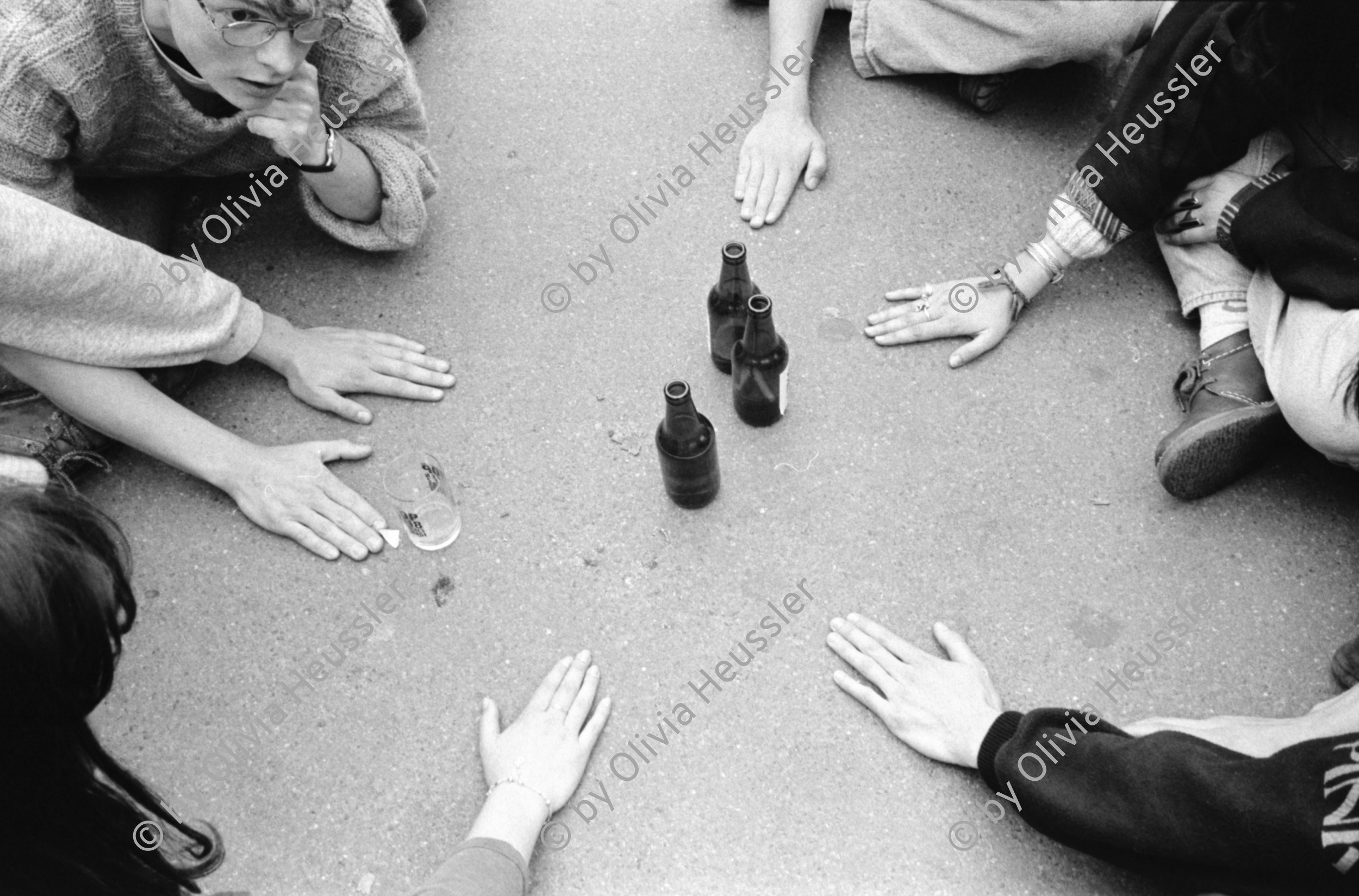 Image of sheet 19930330 photo 22: Protest against the swiss buying of US-aircraft fighter FA-18. √ protest gegen den Kauf des neuen Kampfflugzeug McDonnell Douglas F/A-18 Demo in Bern Stop FA 18. Festival auf Bundeshausplatz