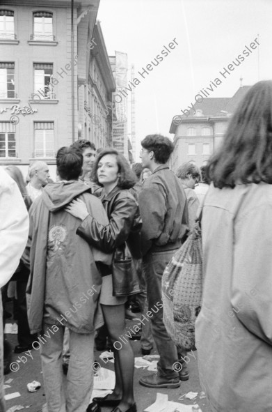 Image of sheet 19930330 photo 30: Anti McDonnell Douglas F/A-18 Demo in Bern Stop FA 18. Festival auf Bundeshausplatz Pascal Derungs und Freundin. Arina Heussler Luftballone Kinder Scater Rollbrettfahrer Clown Artist. BundeshausterrrasseMenschen auf Platz.Junge Menschen. Bern 1993