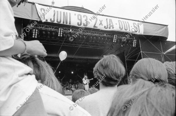 Image of sheet 19930330 photo 8: Anti McDonnell Douglas F/A-18 Demo in Bern Stop FA 18. Festival auf Bundeshausplatz Pascal Derungs und Freundin. Arina Heussler Luftballone Kinder Scater Rollbrettfahrer Clown Artist. BundeshausterrrasseMenschen auf Platz.Junge Menschen. Bern 1993