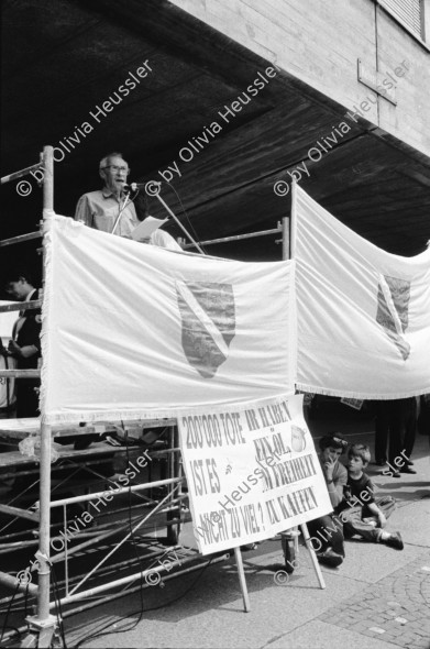 Image of sheet 19930340 photo 37: An Demo gegen Krieg in Bosnien. Auf dem Helvetiaplatz. Zürich 1993