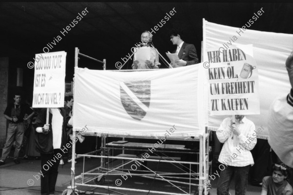 Image of sheet 19930350 photo 13: Paul und Goldy Parin. Er spricht an Anti Kriegs Krieg Demonstration Kundgebung Protest Bosnien auf dem Helvetiaplatz. Mit Bigna Rambert. Mann von Hinten im Gegenlicht. Plakat Help Bosnia Now. Kinderwagen. 
Goldi (re) und Paul Parin während einem Gespräch an einer Veranstaltung gegen den Krieg in Ex-Jugoslawien am Helvetiaplatz 
Zürich Kreis 4 Aussersihl 1993

Goldi (re) und Paul Parin während einem Gespräch an einer Veranstaltung gegen den Krieg in Ex-Jugoslawien am Helvetiaplatz in Zürich. 6.93

Paul Parin (* 20. September 1916 in Polzela, Österreich-Ungarn, heute Slowenien; † 18. Mai 2009 in Zürich) war ein Schweizer Psychoanalytiker, Ethnologe und Schriftsteller slowenischer Abstammung

Paul Parin (September 20, 1916 - May 18, 2009) was a Swiss psychoanalyst, author and ethnologist.

Elisabeth Charlotte „Goldy“ Parin-Matthèy (* 30. Mai 1911 in Graz; † 25. April 1997 in Zürich) war eine Schweizer Psychoanalytikerin und Anarchistin.


Schweiz Swiss Switzerland Europe

© 1993, Olivia Heussler